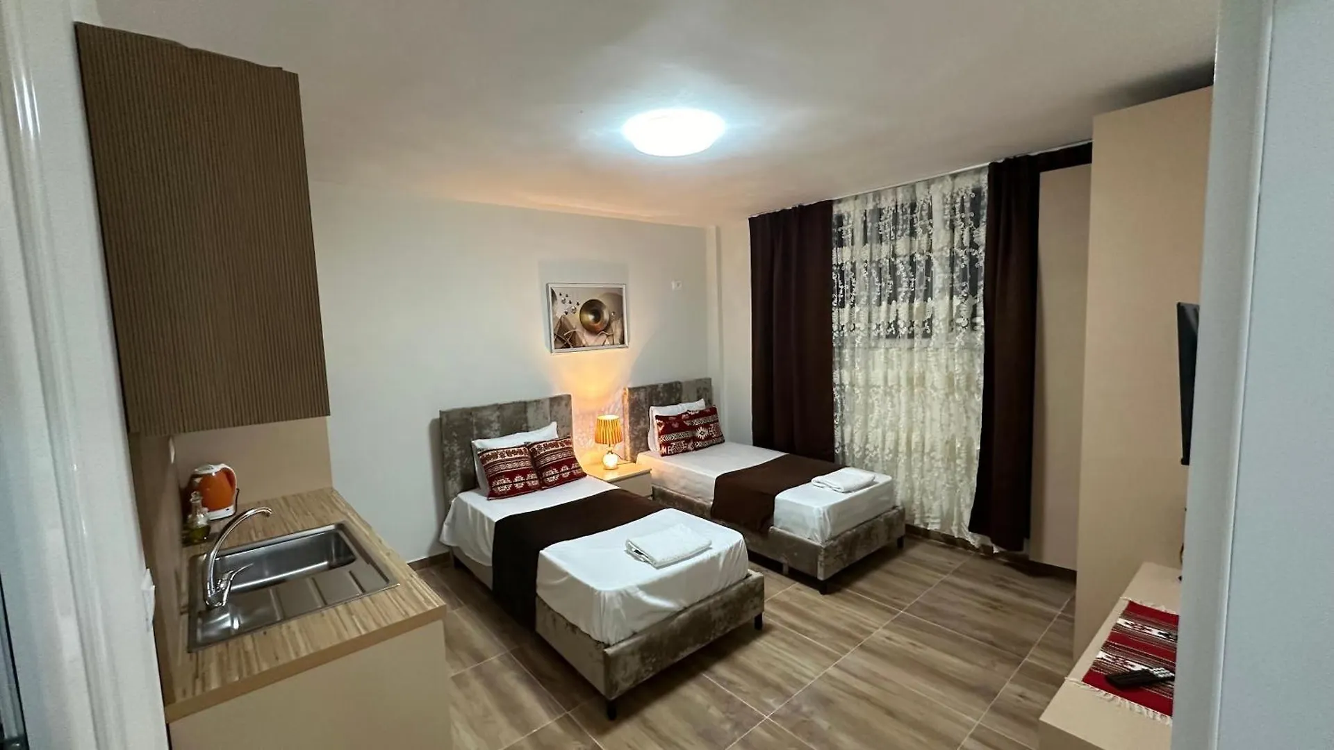 Apartment Cozy Centrally Located Room For Two 1, 10 Min Walk From City Center Tirana