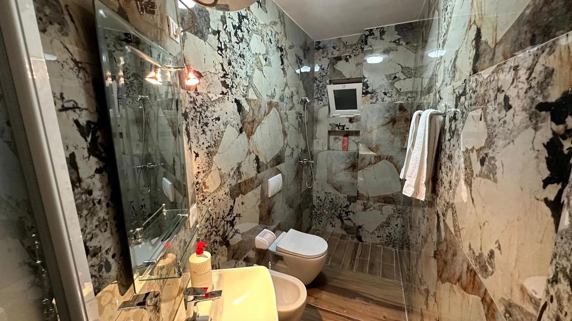 Cozy Centrally Located Room For Two 1, 10 Min Walk From City Center Tirana Apartment
