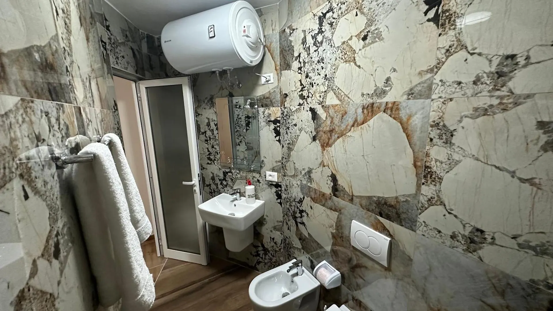Apartment Cozy Centrally Located Room For Two 1, 10 Min Walk From City Center Tirana